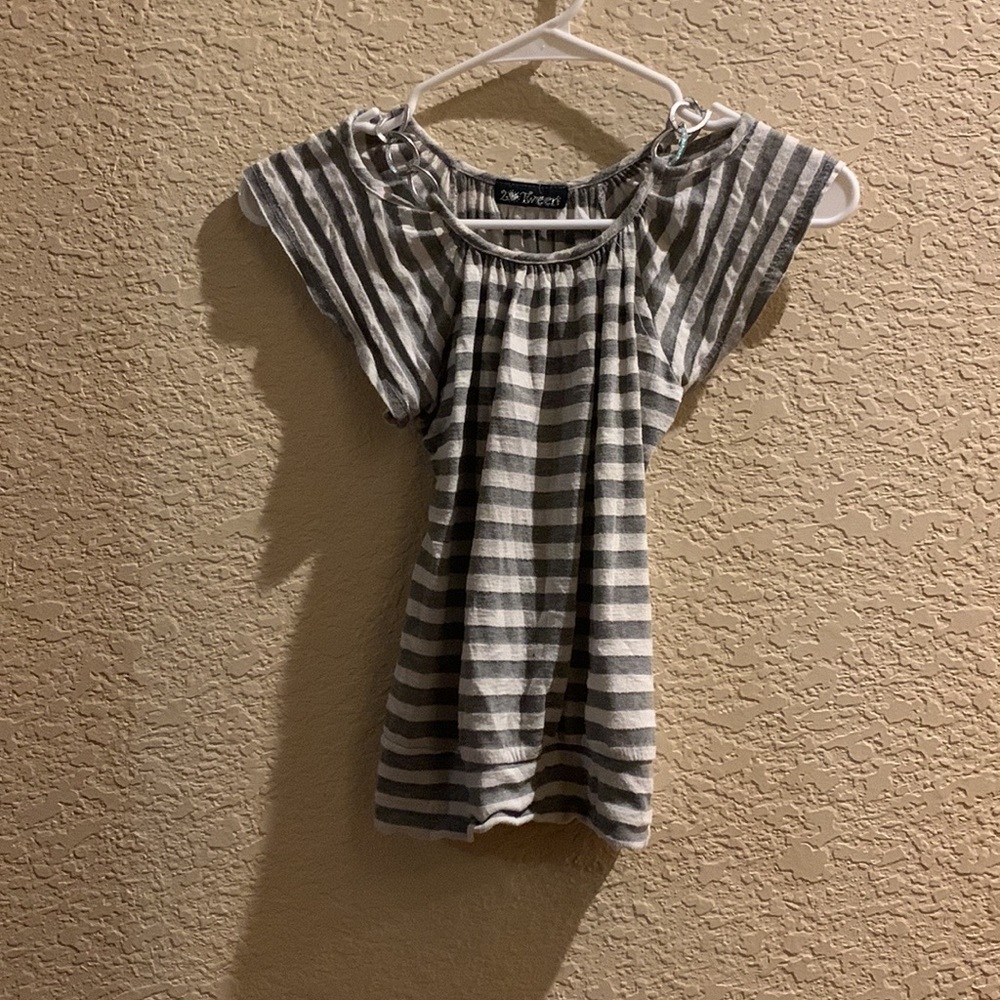 A cute top in the brand 2 tween